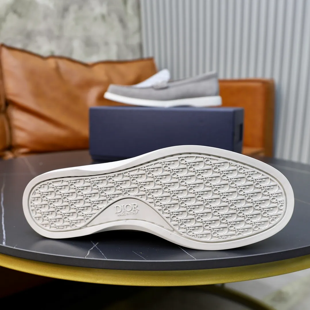 Ex-factory price: 540🙅‍♂️🙅‍♂️🙅‍♂️ Brand: Dior DIOR Standard code: Men's code 38/44 (45 can be customized) Grade: Same as the official website Material: Original cowhide stitching, cowhide lining, original TPU wear-resistant soft outsole Style categories: Leisure and sports version, footwear for driving, young fashion, European and American trends, British style Color: actual picture color